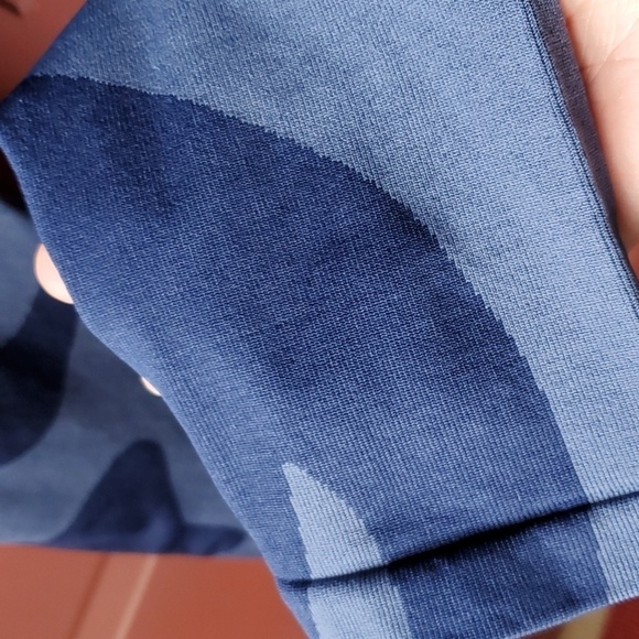 FABLETICS blue swirl leggings size Large. Sold out online length 27.5 - Picture 9 of 11